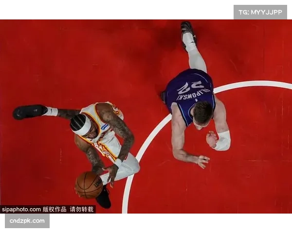 老鹰内线冲击力考验对手 约翰逊奥孔武组合冲击篮筐